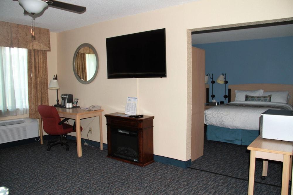 Baymont By Wyndham Stevens Point Hotel Exterior photo