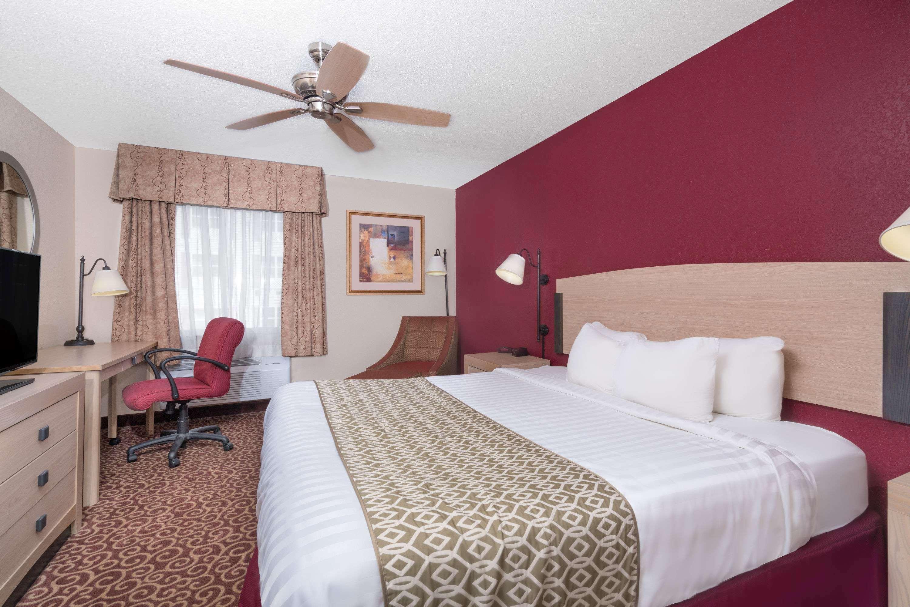 Baymont By Wyndham Stevens Point Hotel Exterior photo