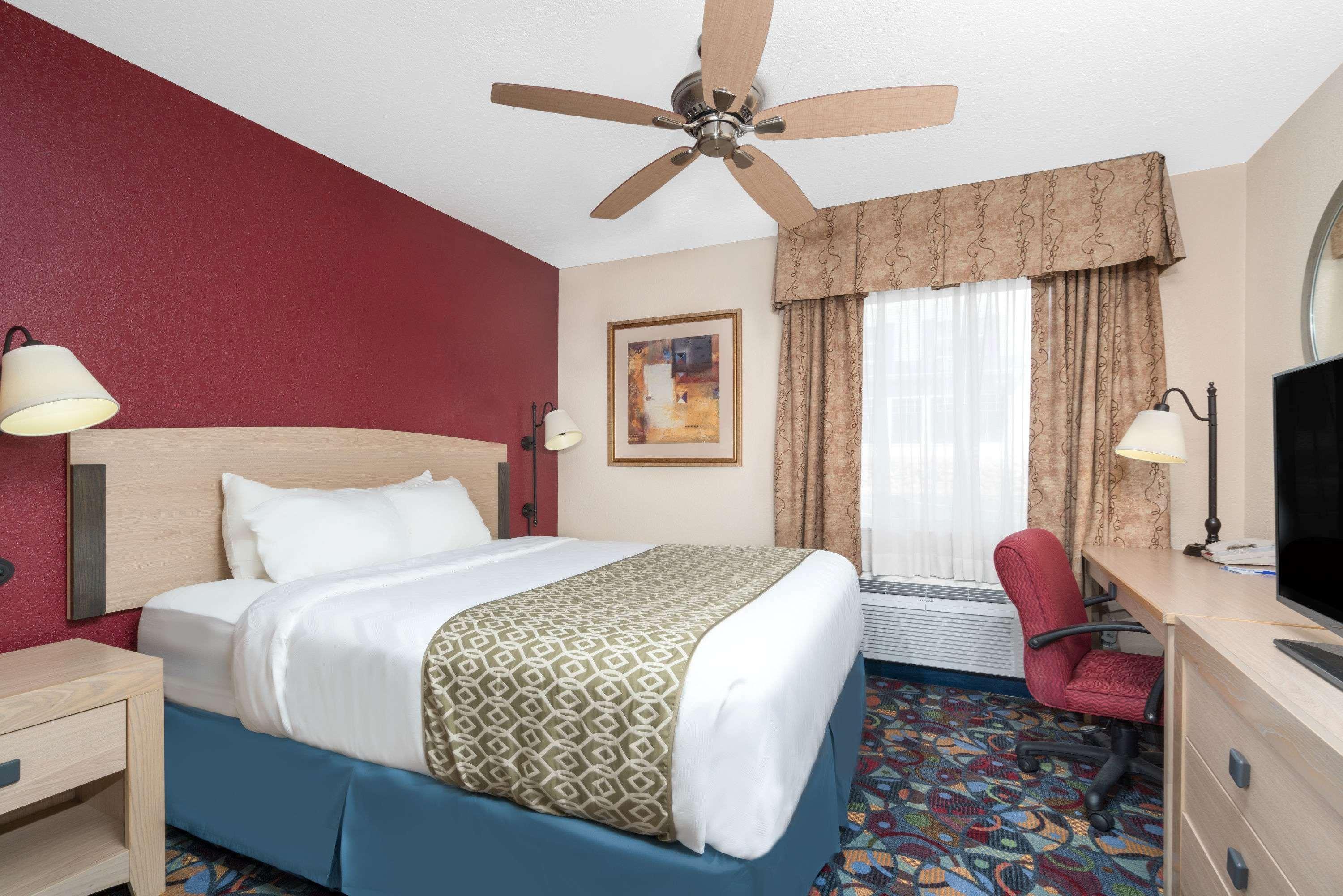 Baymont By Wyndham Stevens Point Hotel Exterior photo