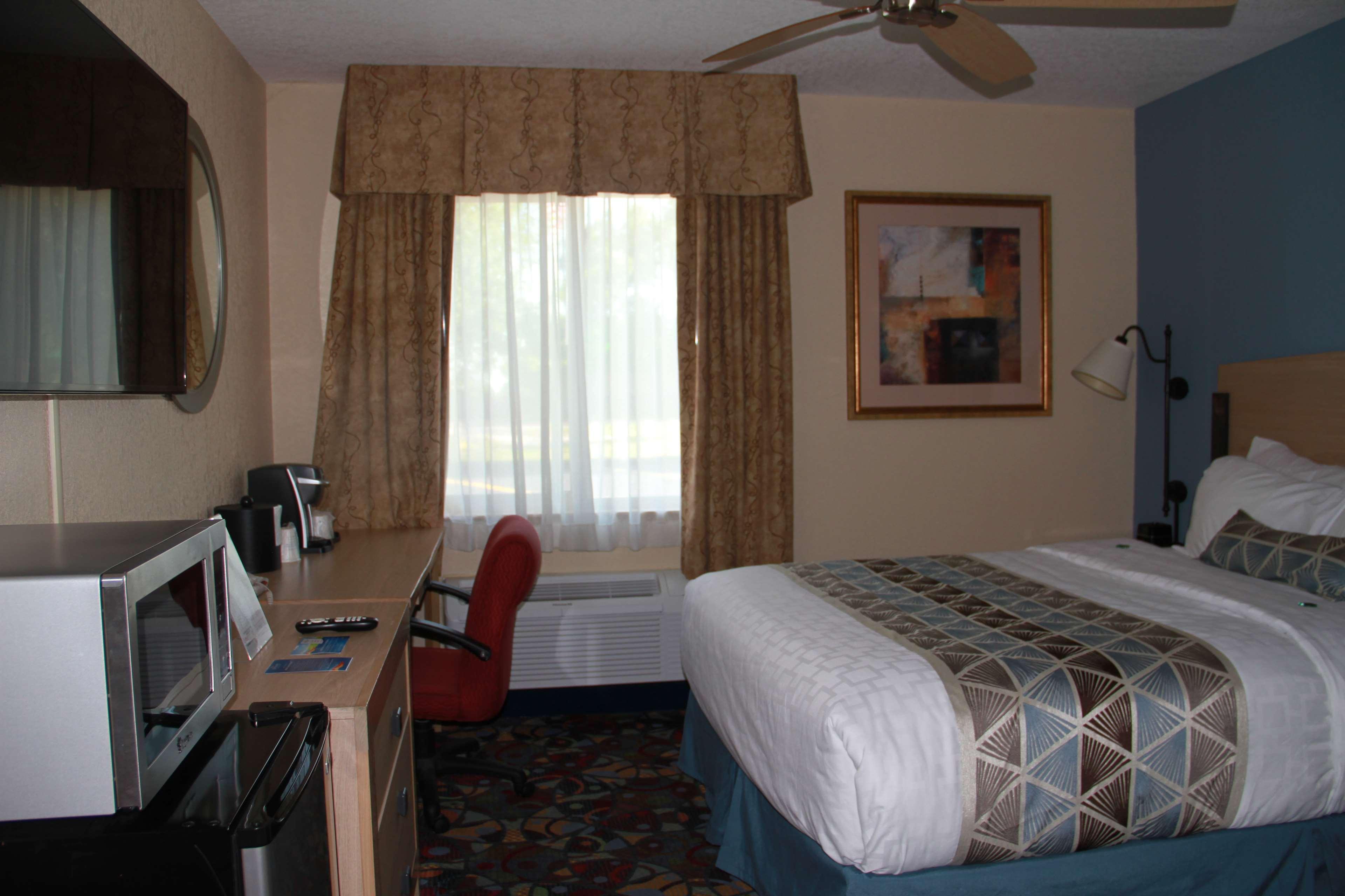 Baymont By Wyndham Stevens Point Hotel Exterior photo