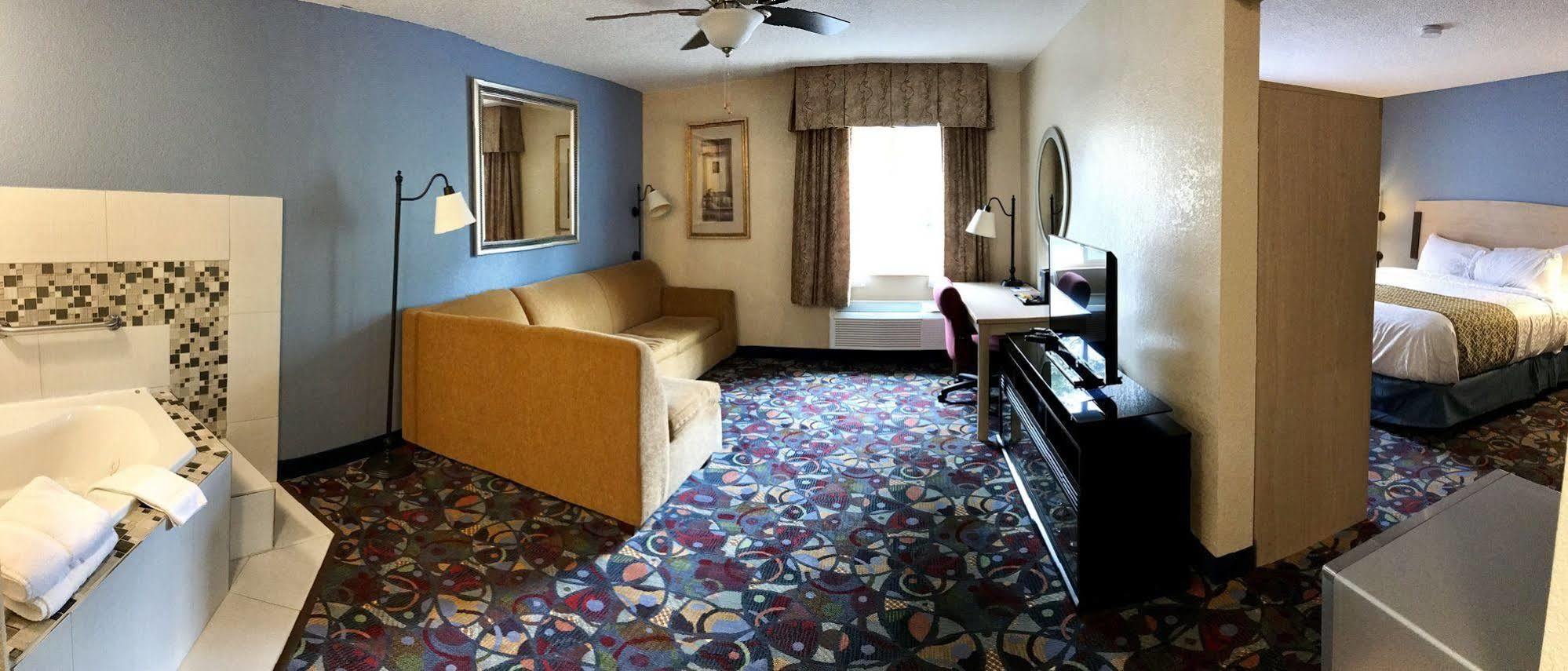 Baymont By Wyndham Stevens Point Hotel Exterior photo