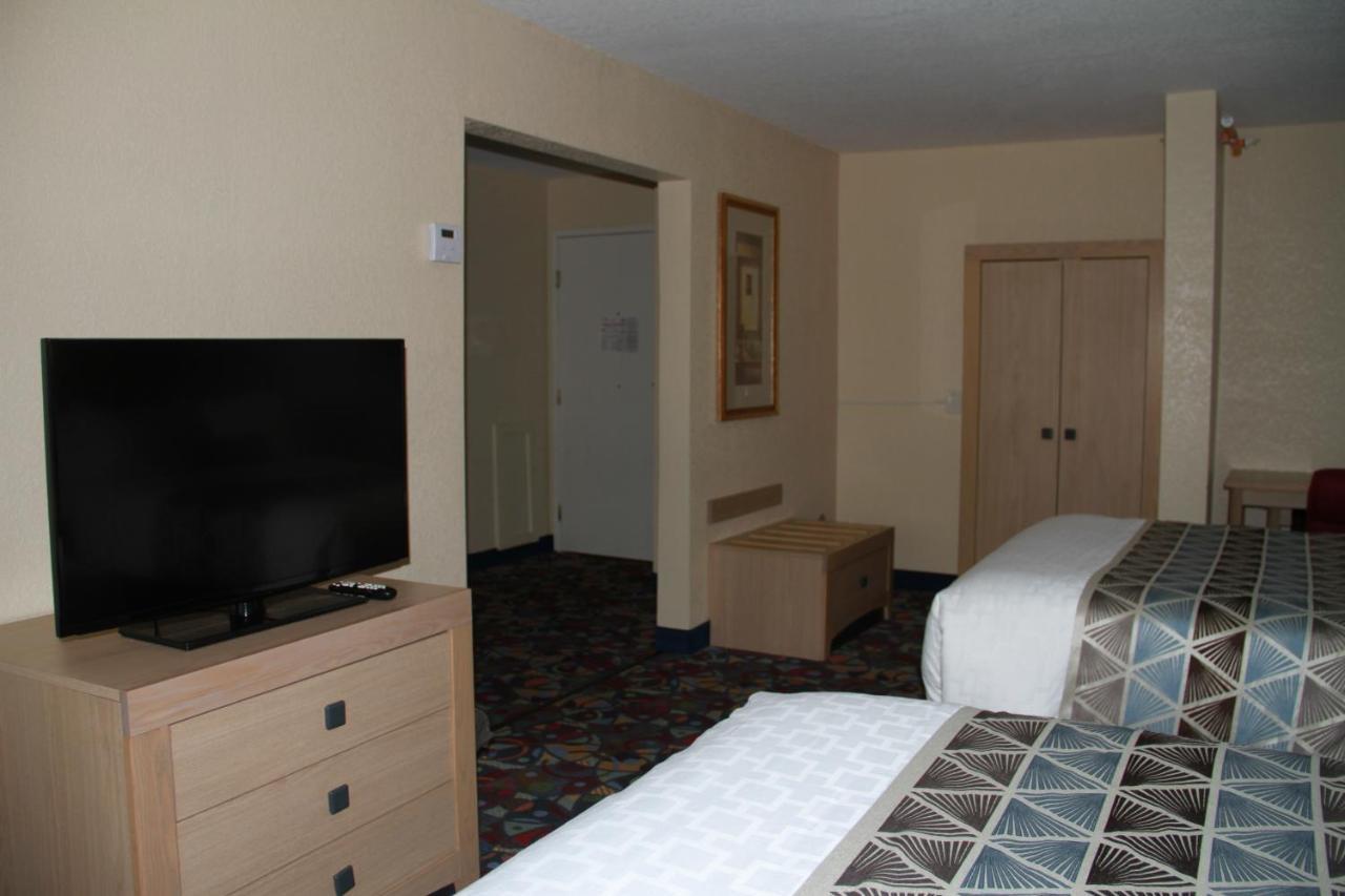 Baymont By Wyndham Stevens Point Hotel Exterior photo