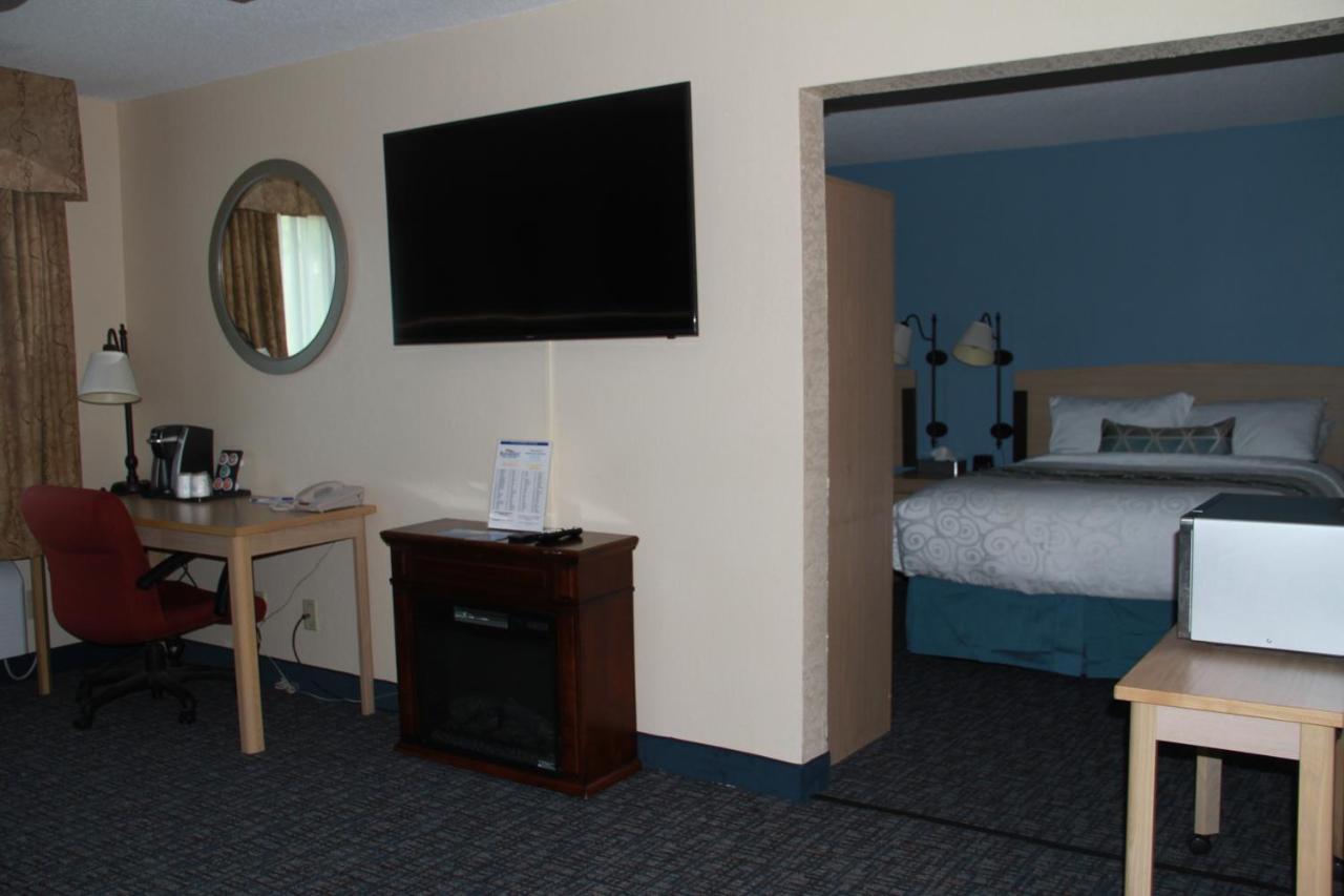 Baymont By Wyndham Stevens Point Hotel Exterior photo